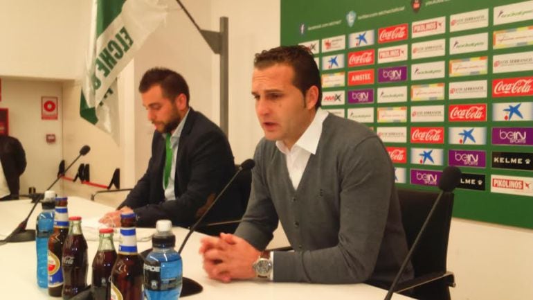 Baraja, en primer plano, junto al jefe de Prensa del Elche, Antonio Chaves