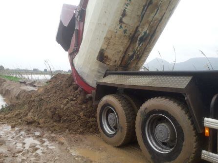 S'estan abocant camions de terra a un dels punts on la mota ha quedat més prima.