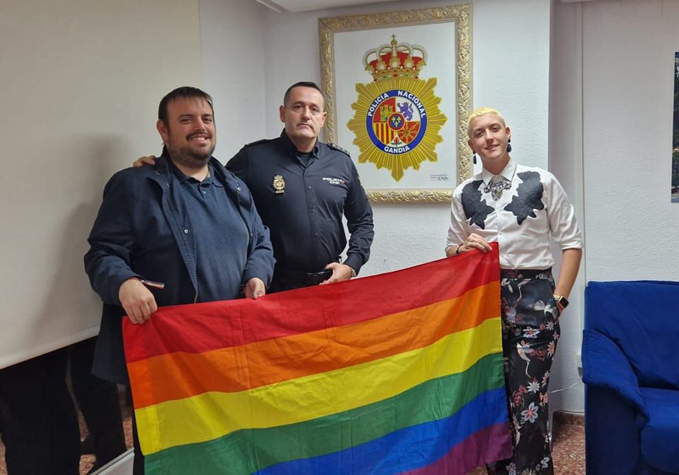 Agentes de la Policía Nacional de Gandia junto a representantes del colectivo LGTBI de la ciudad.