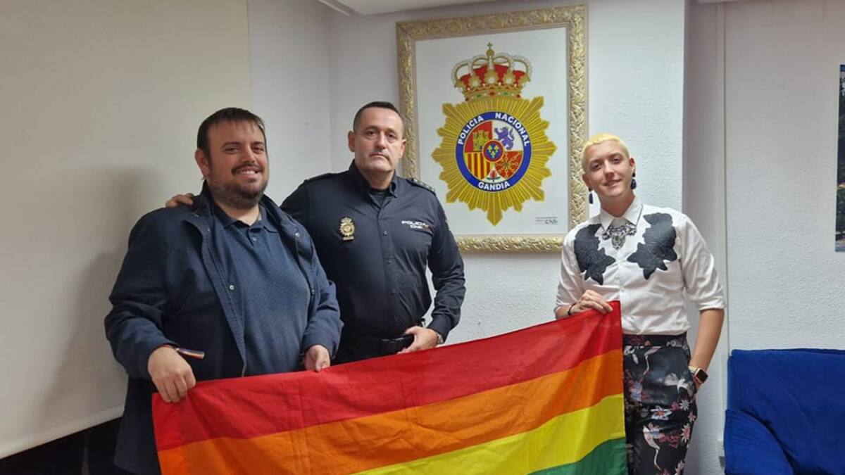 La Policía Nacional trabaja con el Colectivo LGTB de la Safor-Valldigna para prevenir delitos de odio