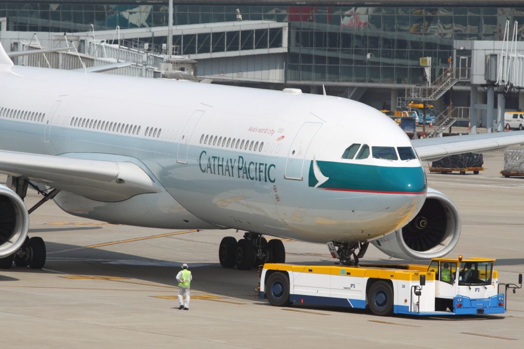 Airbus A330 de Cathay Pacific en el aeropuerto de Hong Kong.