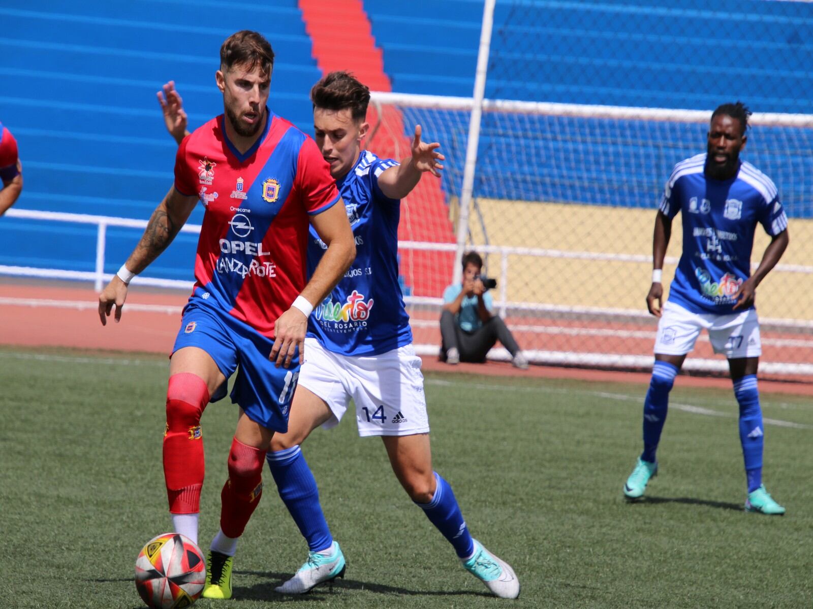 El lateral Dani Febles en un partido con la UD Lanzarote.