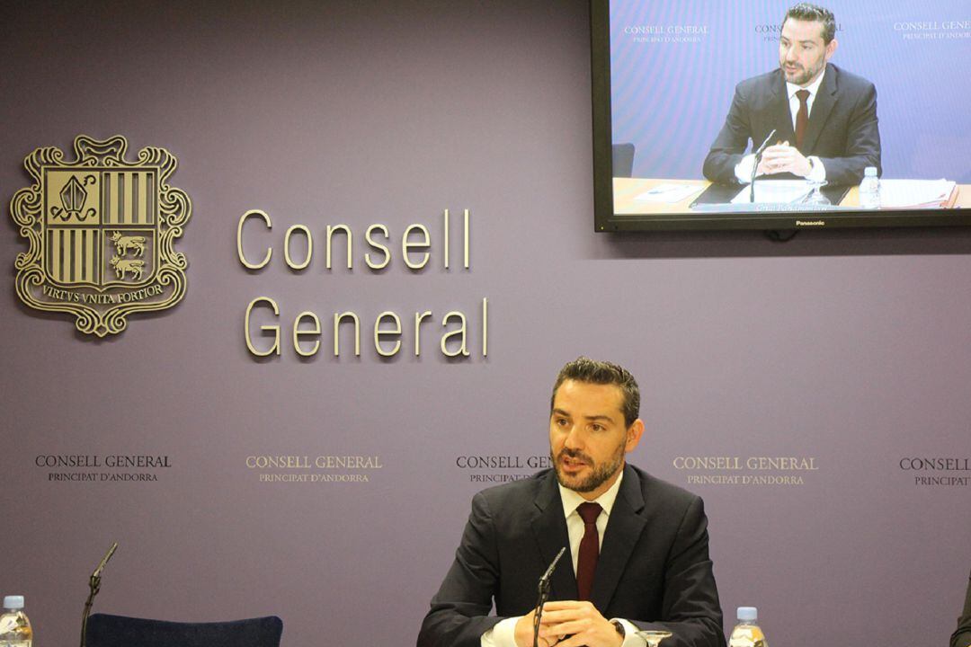 El conseller demòcrata Marc Ballestà detallant en roda de premsa les esmenes del seu grup a la Llei de la Funció Pública.