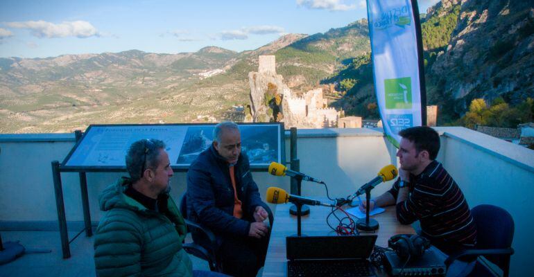 César García habla con los invitados de la quinta etapa, el empresario turístico, Juan Benavente (izquierda) y el alcalde de La Iruela, José Antonio Olivares.