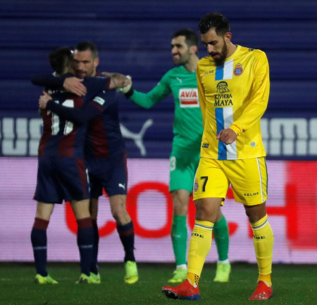 Los jugadores del Éibar celebran la victoria ante la desolación de Borja Iglesias