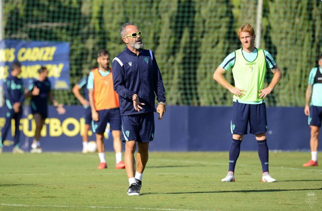 Cervera explica una acción de un entrenamiento mientras Álex Fernández atiende las indicaciones del técnico.