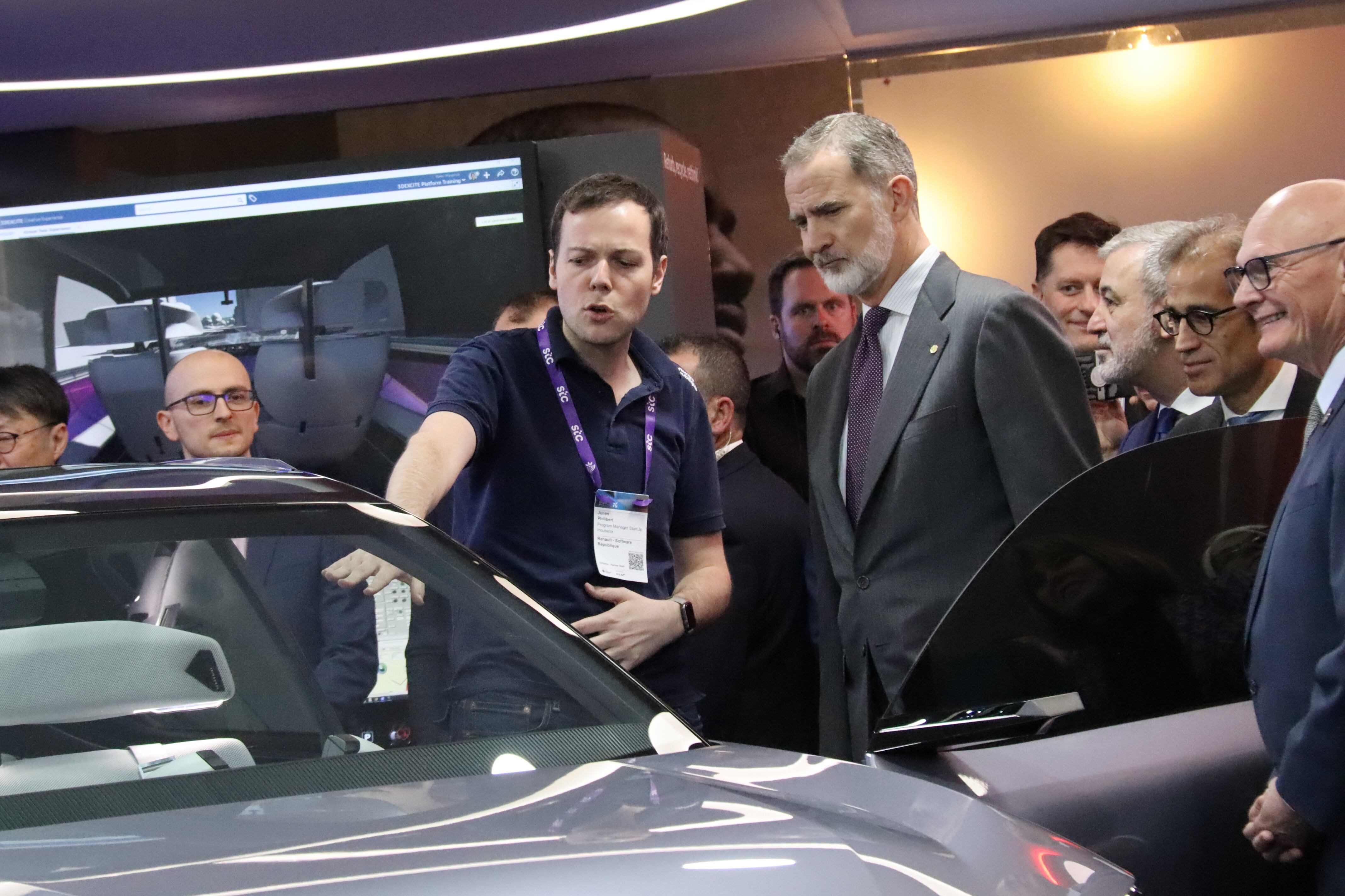El Rei Felip VI al Mobile World Congress escoltant les explicacions sobre un vehicle de Renault.