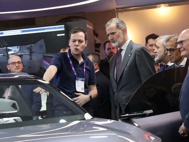 El Rei Felip VI al Mobile World Congress escoltant les explicacions sobre un vehicle de Renault.