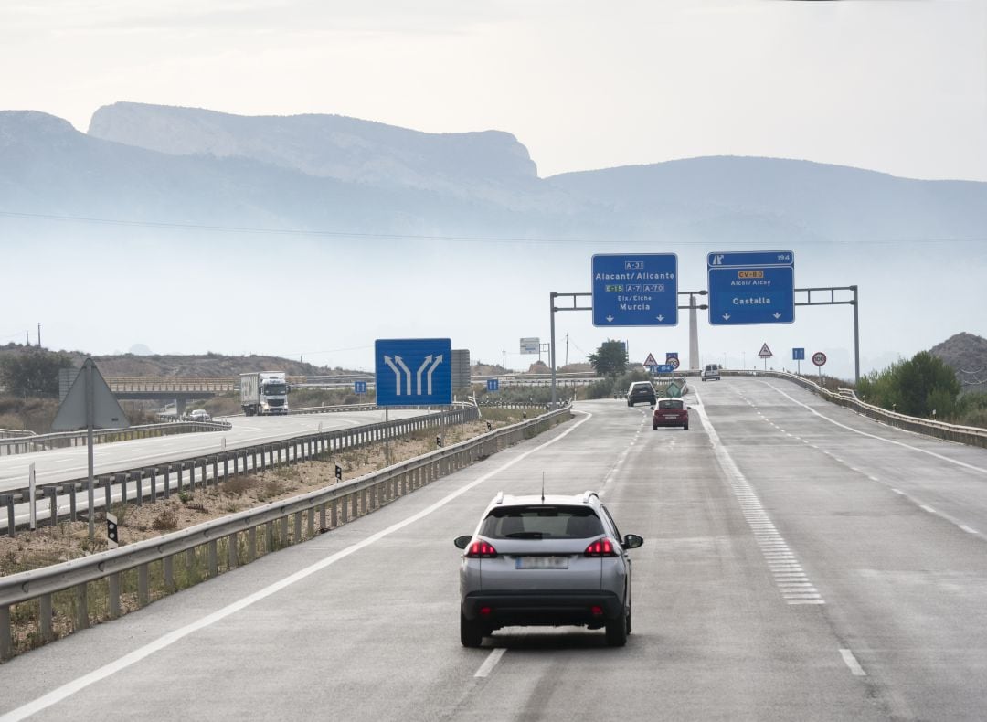 Un coche circula en uno de los tramos de la autopista