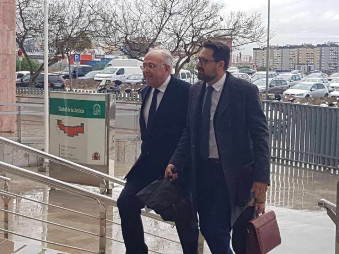 El abogado José Carlos Aguilera (izquierda) junto al concejal Francisco Pomares