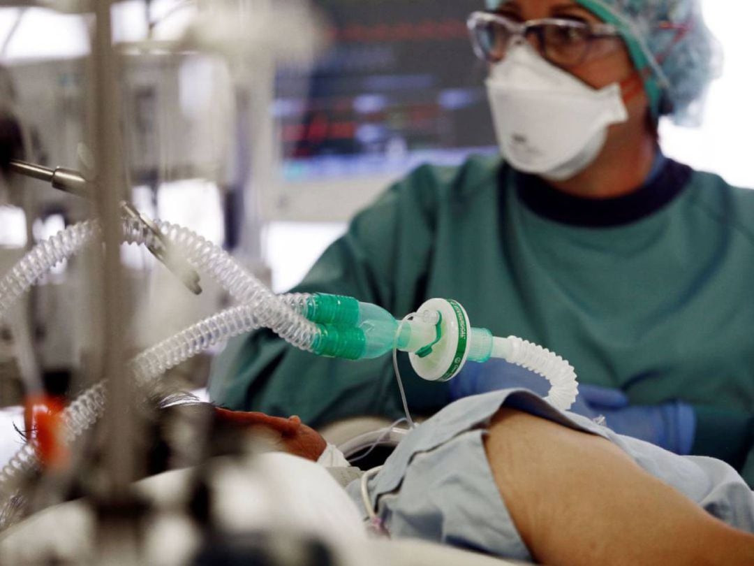 Un sanitario atiende a un paciente de Covid