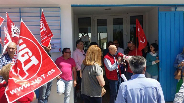 Delegados sindicales de UGT, en una imagen de archivo a las puertas del centro.