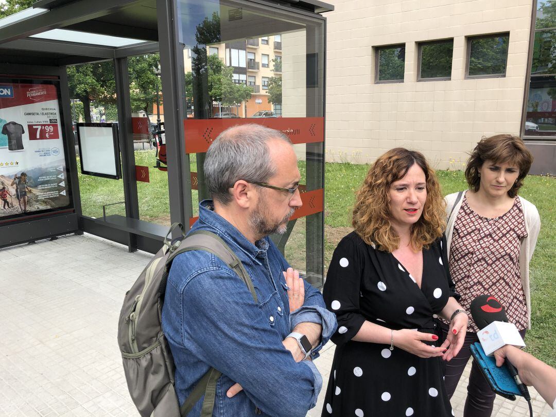 La delegada de Movilidad, Cristina Laborda, en la presentación de las nuevas marquesinas que se están colocando ya en las distintas paradas de Irun.