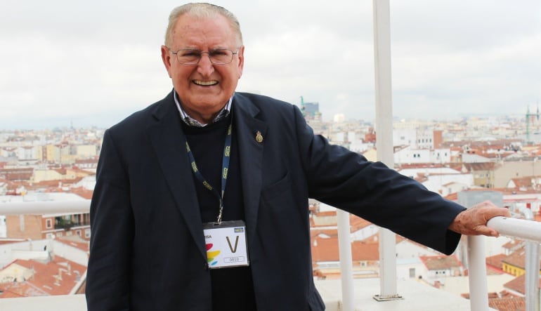 El sacerdote y misionero Nicolás Castallanos en la terraza de la Cadena SER.