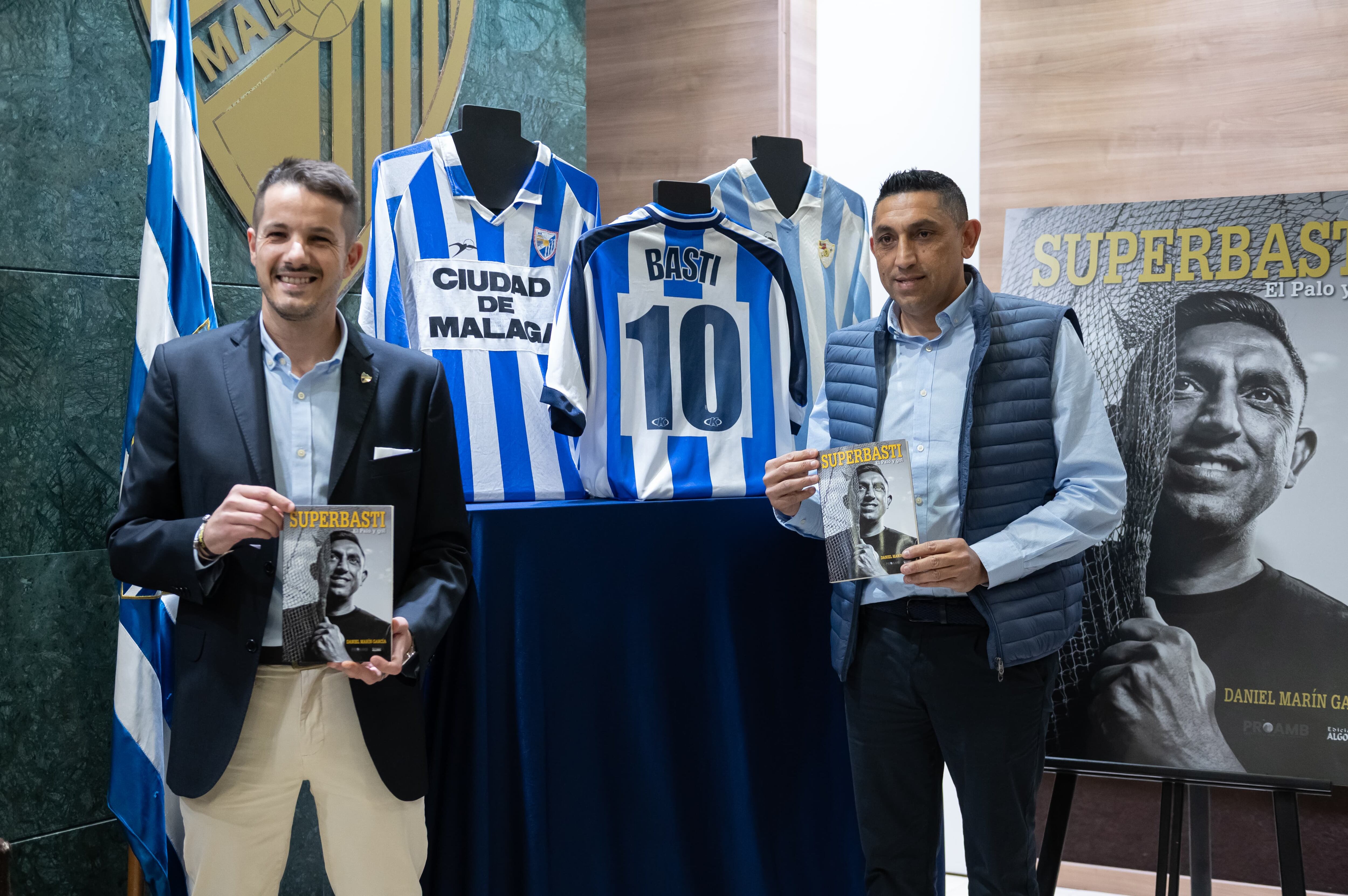 El ex futbolista Basti, a la derecha, junto al autor de su autobiografía, el periodista Daniel Marín