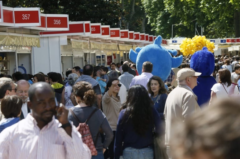 Miles de asistentes se acercan a la Feria del Libro de Madrid, hasta el 12 de junio en el Parque del Retiro