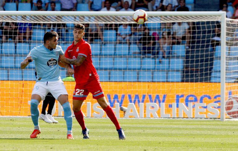 El delantero uruguayo del Celta de Vigo Maxi Gómez, pugna por un balón con el defensa del Español Mario Hermoso en el partido de la primera jornada de Liga celebrado esta tarde en el estadio Balaídos de Vigo. 
