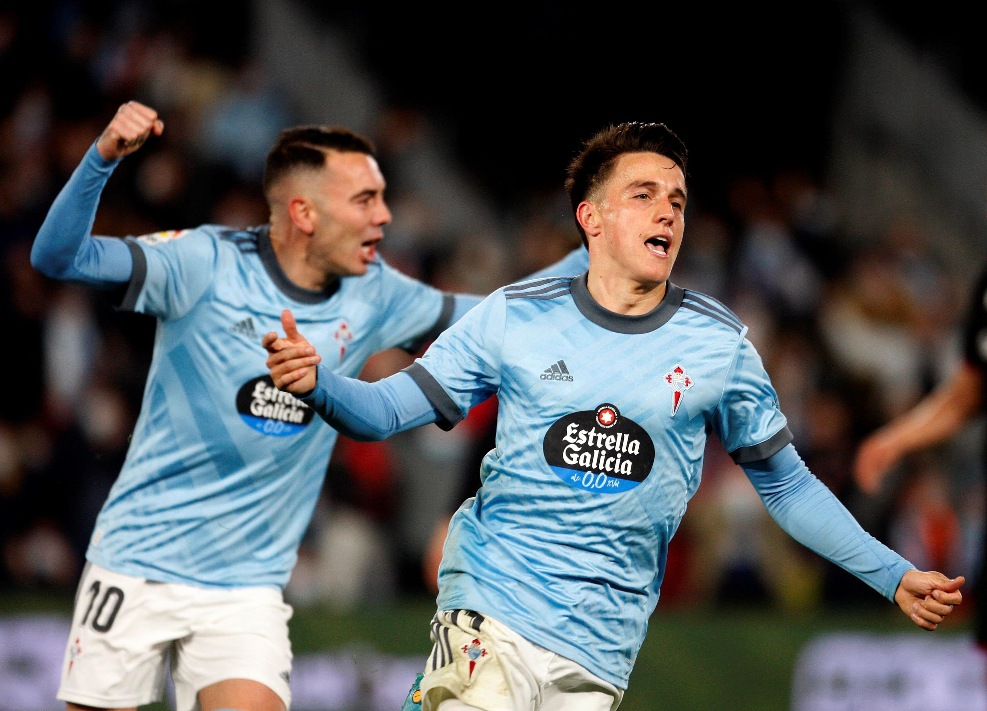 Vigo (Pontevedra) 21/02/2021.- El delantero argentino del Celta, Franco Cervi, celebra el primer gol del equipo gallego durante el encuentro correspondiente a la jornada 25 de primera división que disputan hoy lunes frente al Levante en el estadio de Balaidos, en la capital viguesa. EFE / Salvador Sas.
