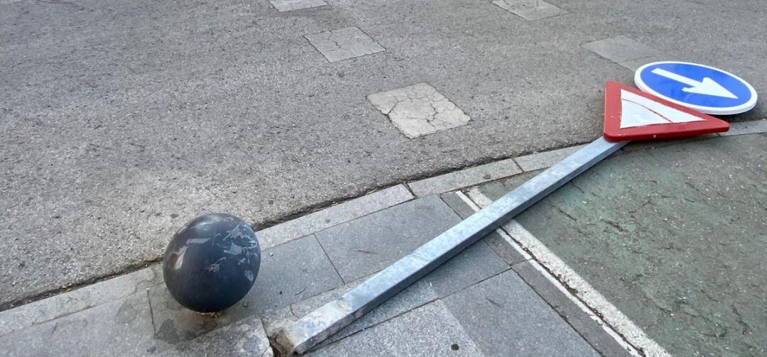 Una de las señales que ha aparecido volcada en la avenida de Andalucía