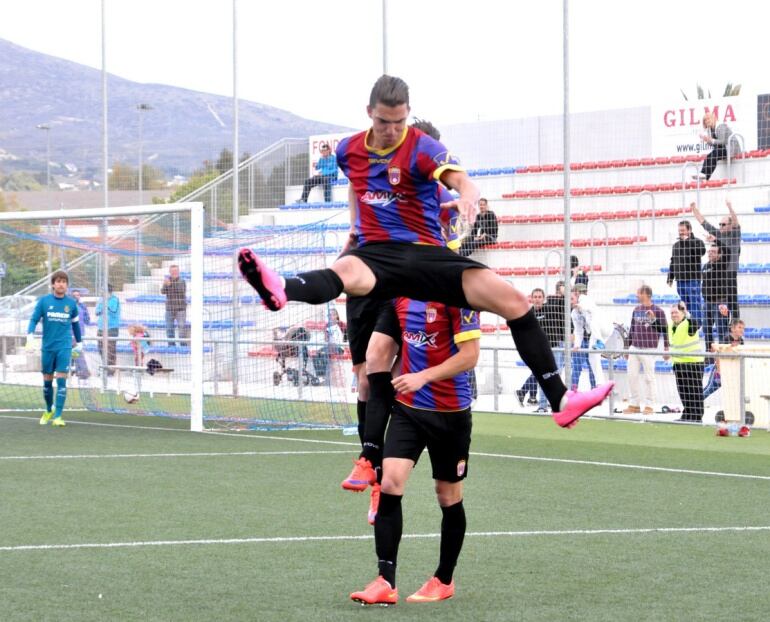 Carlitos López celebra su segundo gol