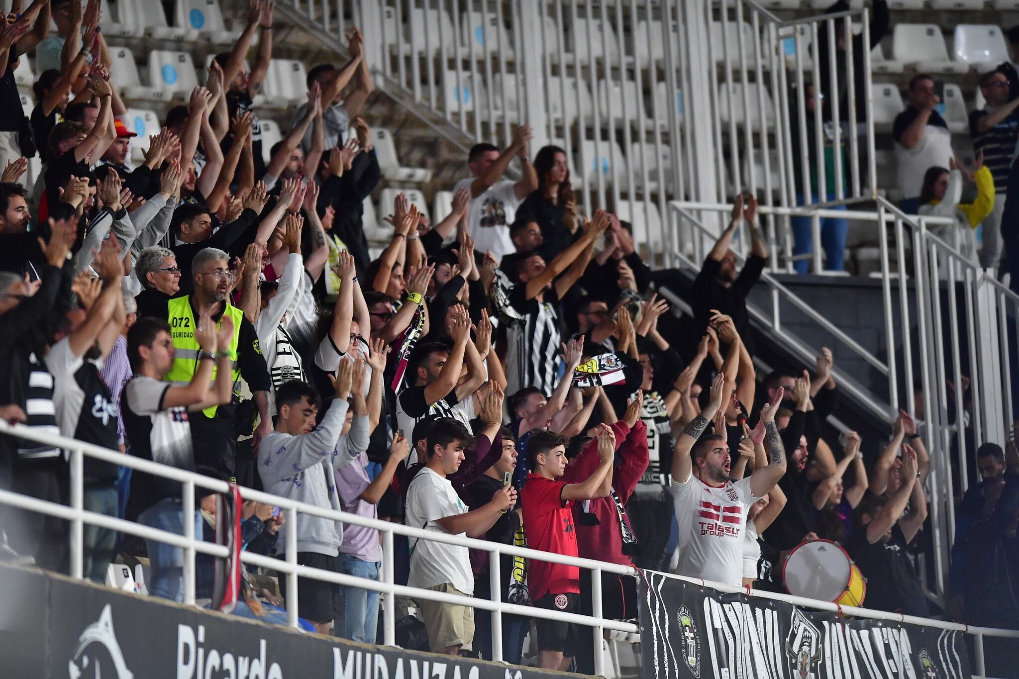 La grada de animación del FC Cartagena