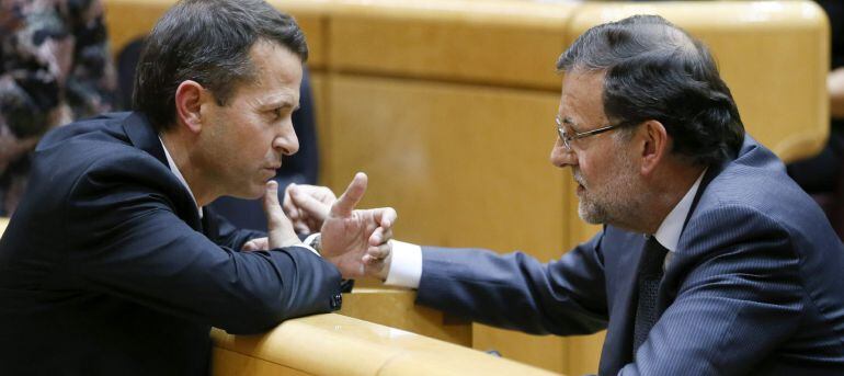 GRA347. MADRID, 25/11/2014.- El presidente del Gobierno, Mariano Rajoy (d), conversa con el senador del PNV, Jokin Bildarratz, durante la sesión de control al Ejecutivo en el pleno del Senado. EFE/Juanjo Martín