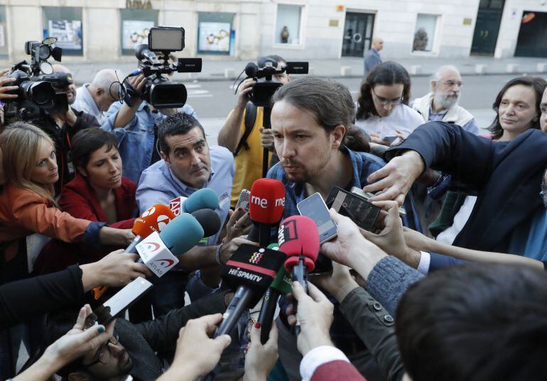 El líder de Podemos, Pablo Iglesias, en declaraciones a los medios en el Congreso