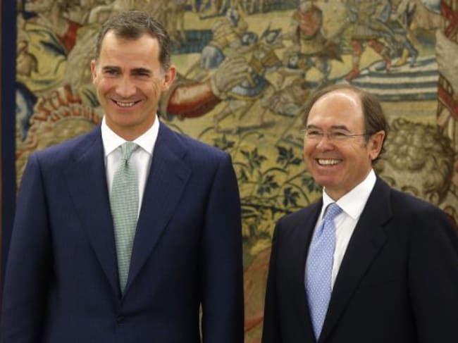 El rey Felipe posa con Pío García Escudero