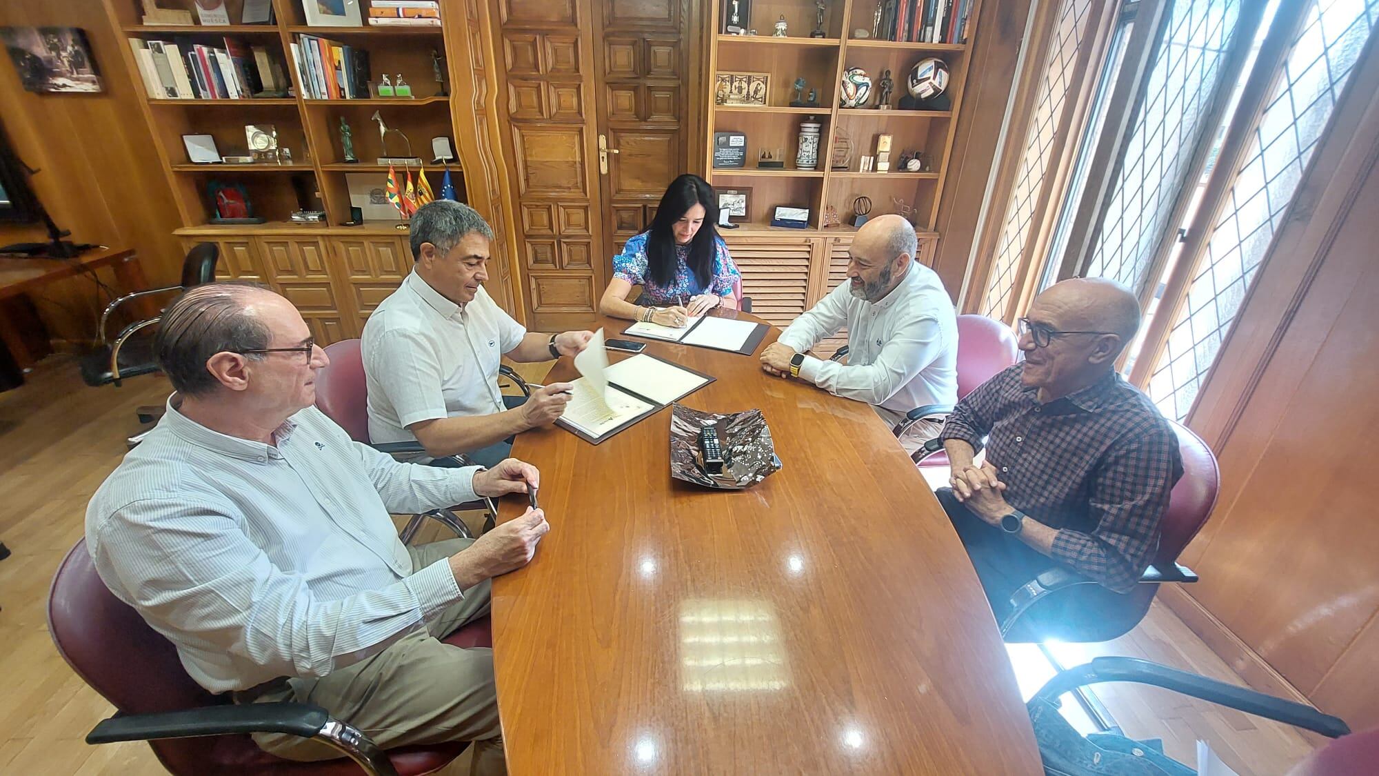 Firma del convenio entre Adif y el Ayuntamiento de Huesca