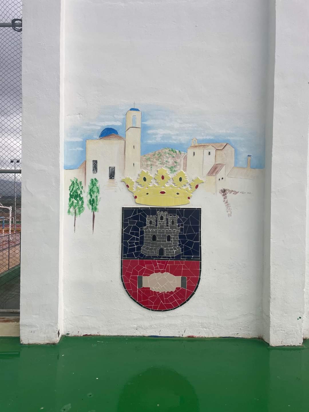 Escudo de Camp de Mirra en una de las paredes del polideportivo