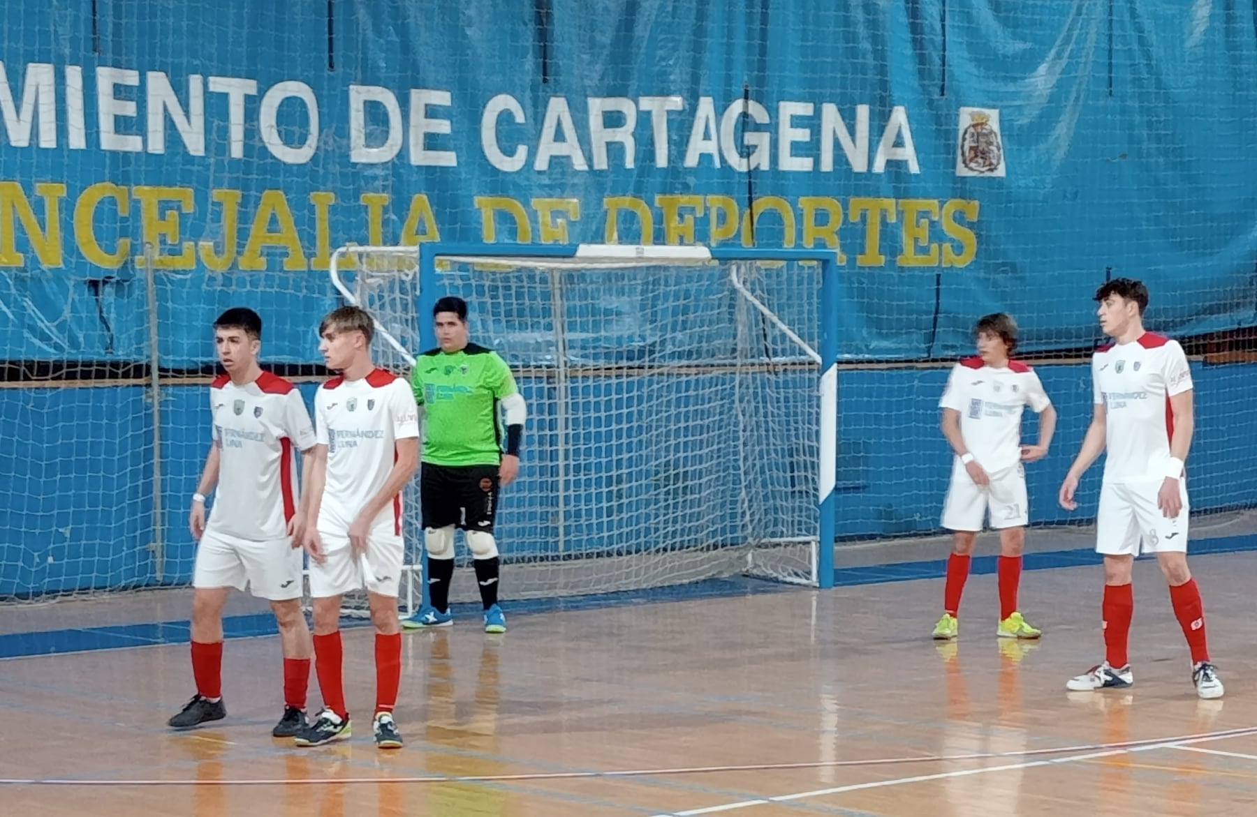 Jugadores del Paidos Dénia en defensa.