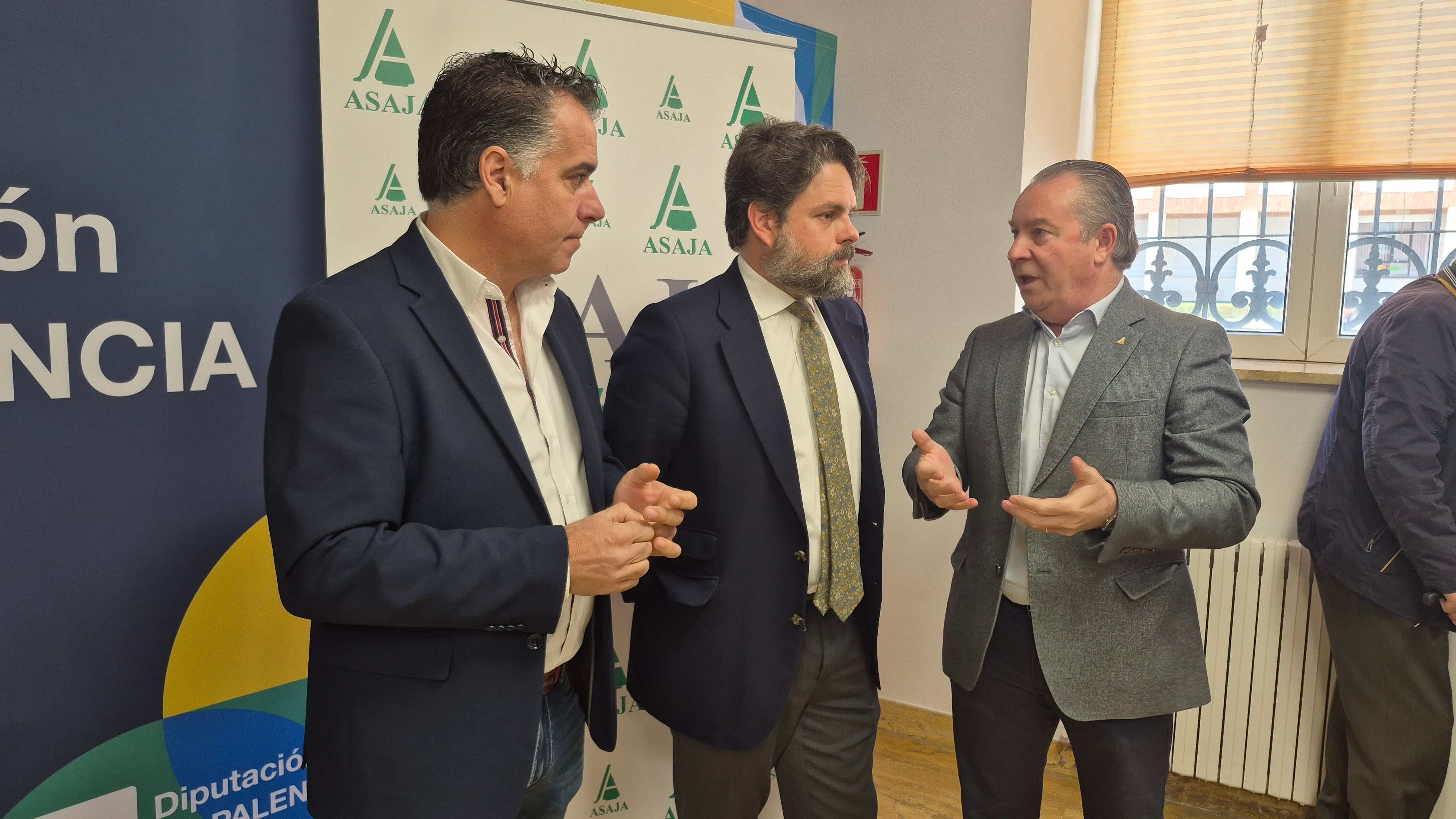 De izquierda a derecha: José Luis Marcos, presidente de ASAJA Palencia, José Mª Castilla, responsable de oficina de ASAJA en Bruselas y Donaciano Dujo, presidente regional de ASAJA