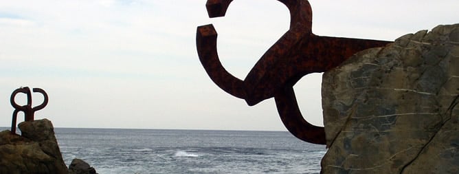 Al acto, en la bahía de San Sebastián, acudieron los familiares del fallecido artista, Eduardo Chillida