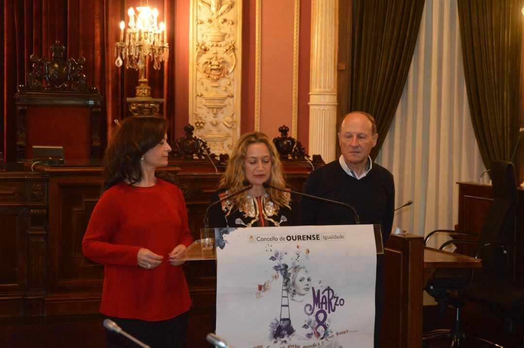 La concelleira Sofía Godoy (centro) durante la presentación de los actos