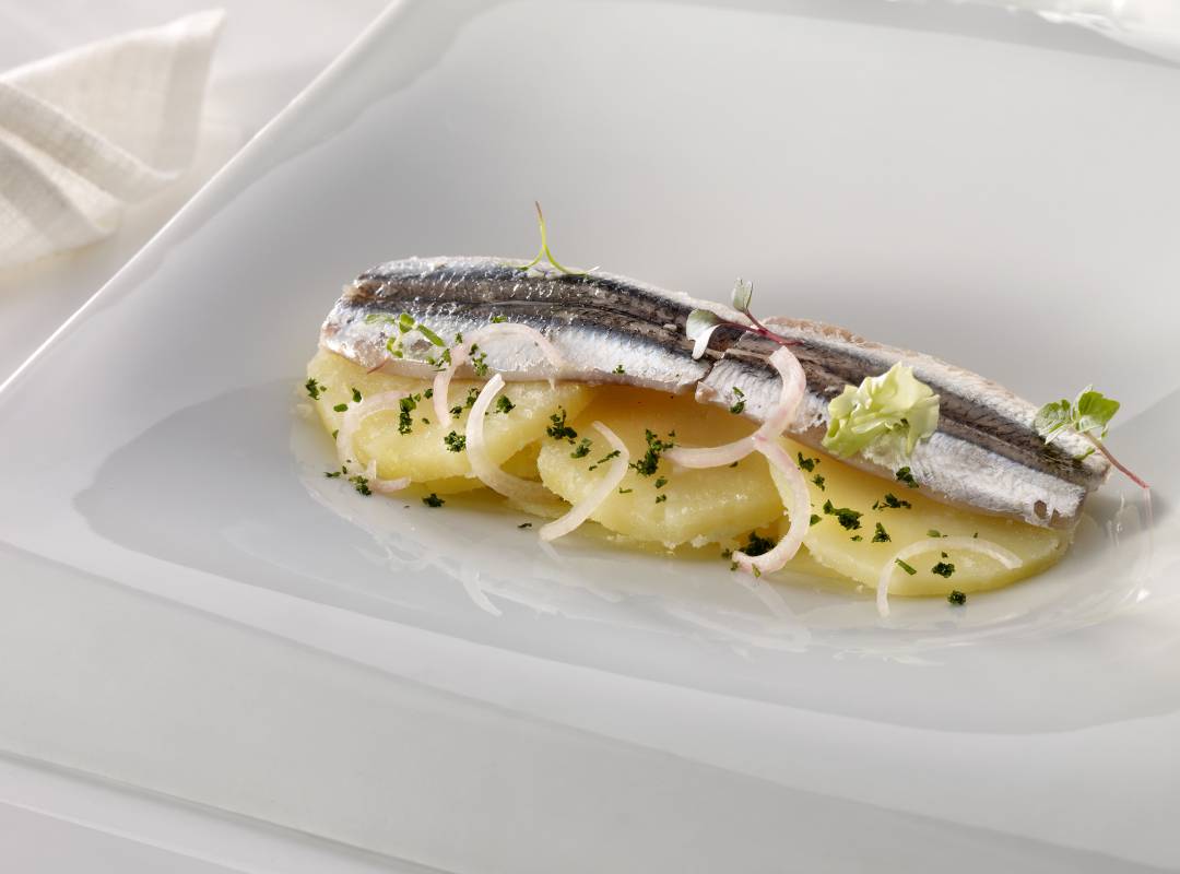 Anchoas marinadas con patatas y vinagreta de chalota