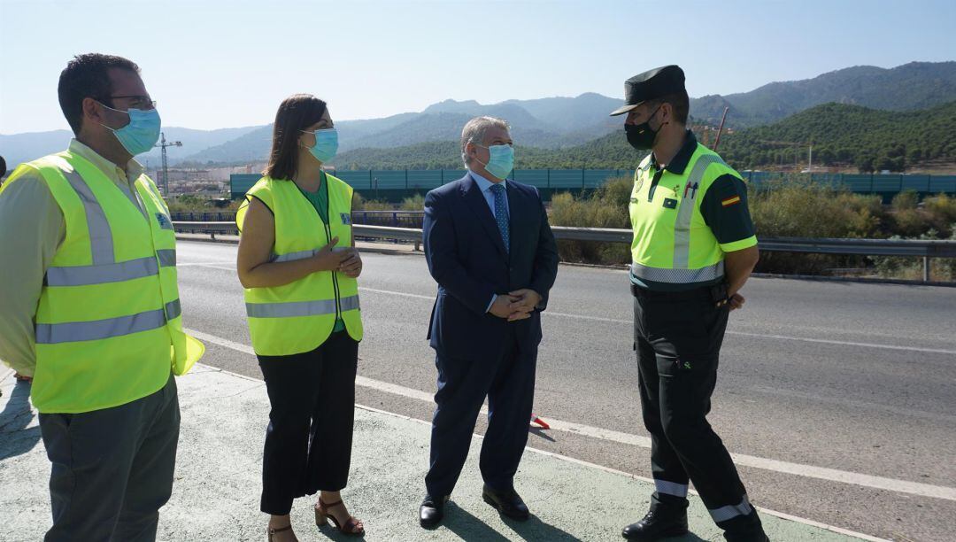 José Vélez, acompañado de la jefa Provincial de Tráfico, Virginia Jerez, y del comandante de la Agrupación de Tráfico de la Guardia Civil, José Ángel Jurado