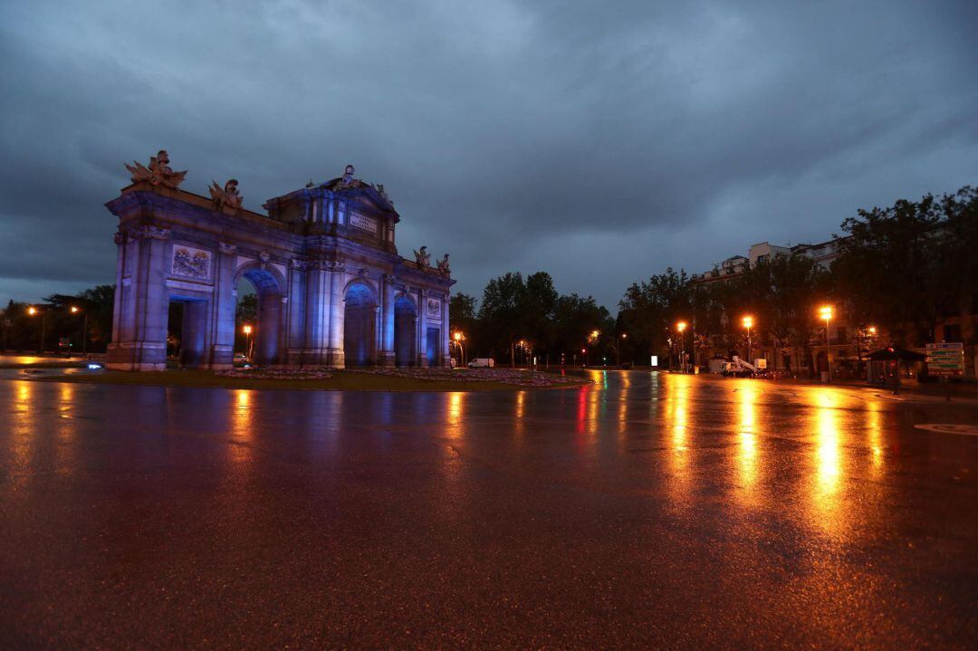Vista de la puerta de Alcalá iluminada de azul para agradecer a los sanitarios su labor en la lucha contra el coronavirus, este jueves en Madrid. Los nuevos contagios han aumentado este jueves en España a 5.183, la cifra más alta desde el 9 de abril, y ya alcanzan los 182.816, y también lo ha hecho el número de fallecidos, que han sumado otros 551 y ascienden a 19.130; aunque el balance de Sanidad no incluye los datos de algunas comunidades, como Cataluña, que informó de más de 7.000 fallecidos tras cambiar los criterios de recuento.