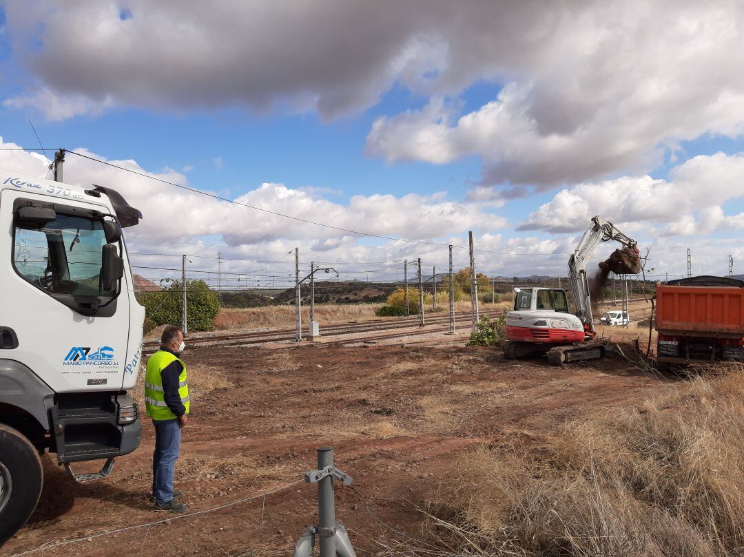 Obras que se desarrollan, actualmente, junto a la Estación de Vadollano.