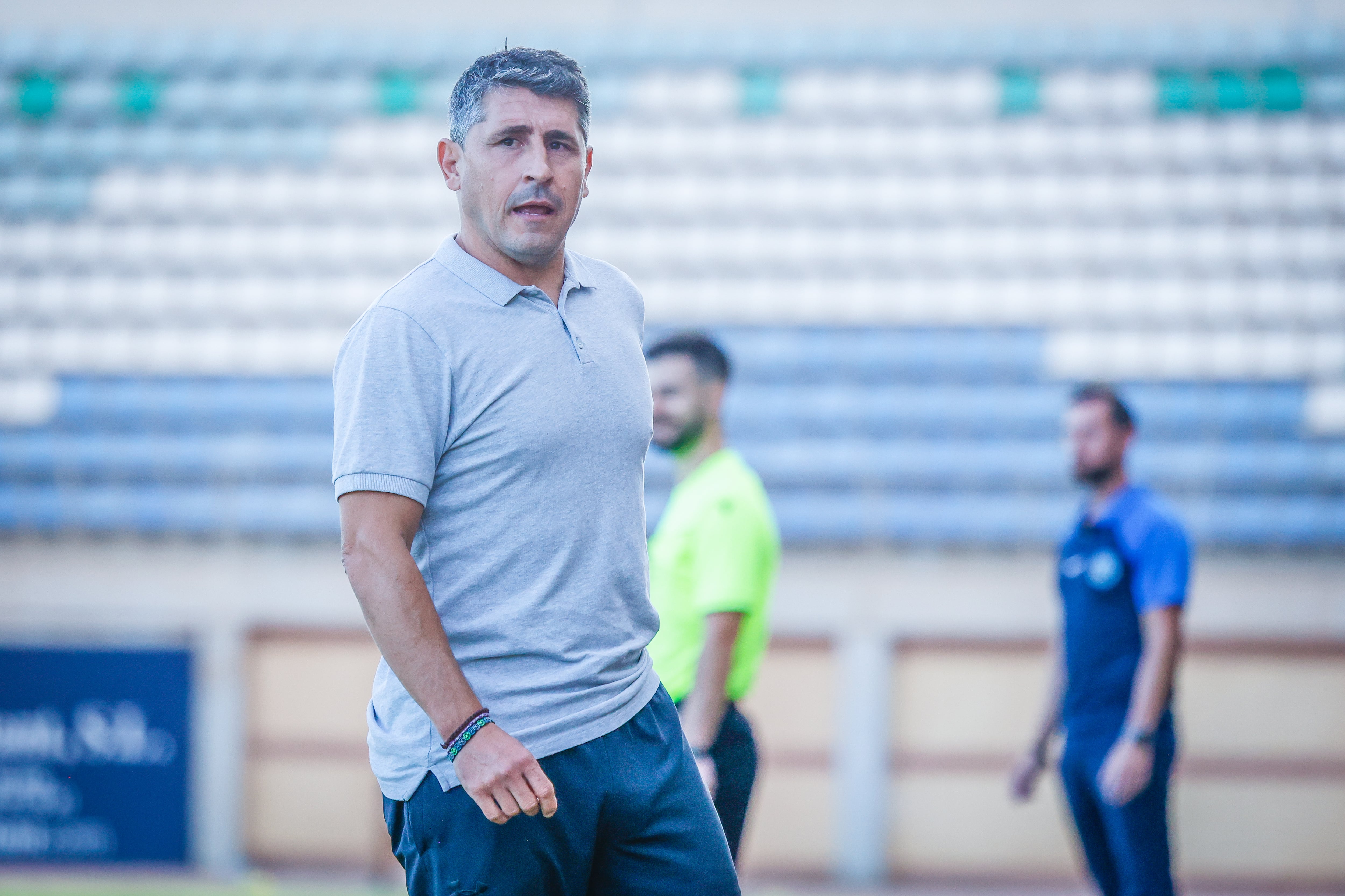 Roberto Peragón, entrenador del Real Jaén, en un momento del partido.