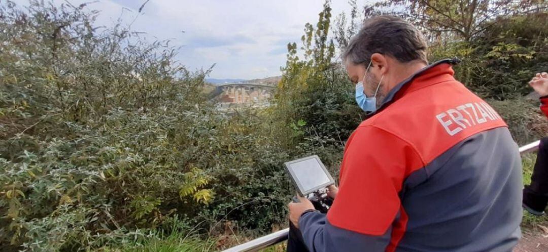 Los agentes de la Ertzaintza en la zona.