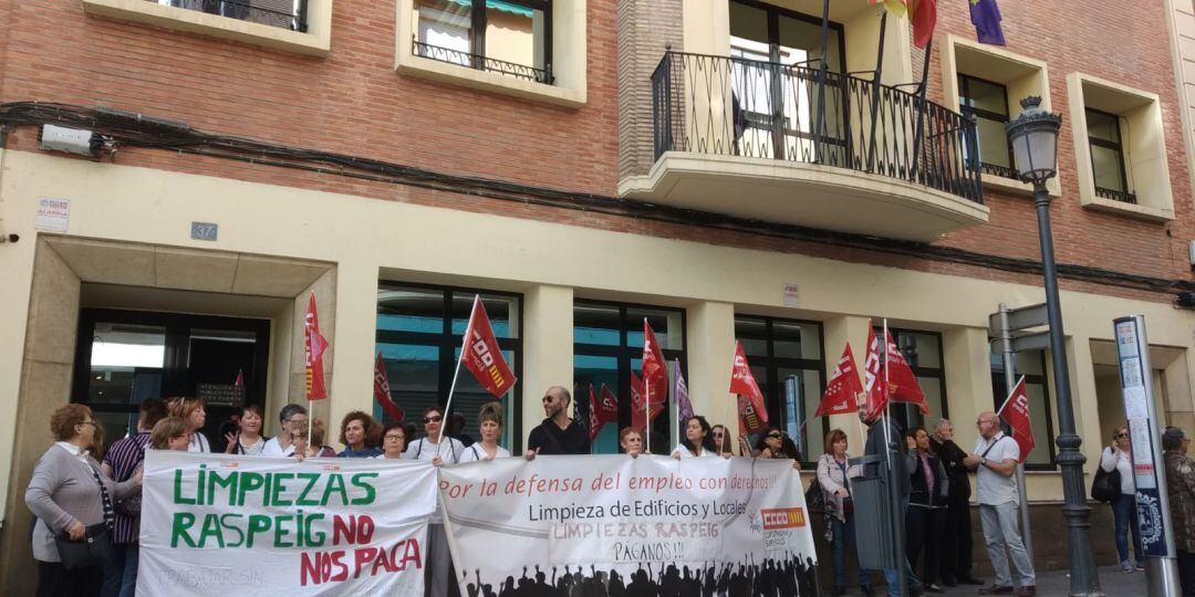 las trabajadoras y los trabajadores de Limpiezas Raspeig protestan ante la delegación territorial de Bienestar Social en Alicante