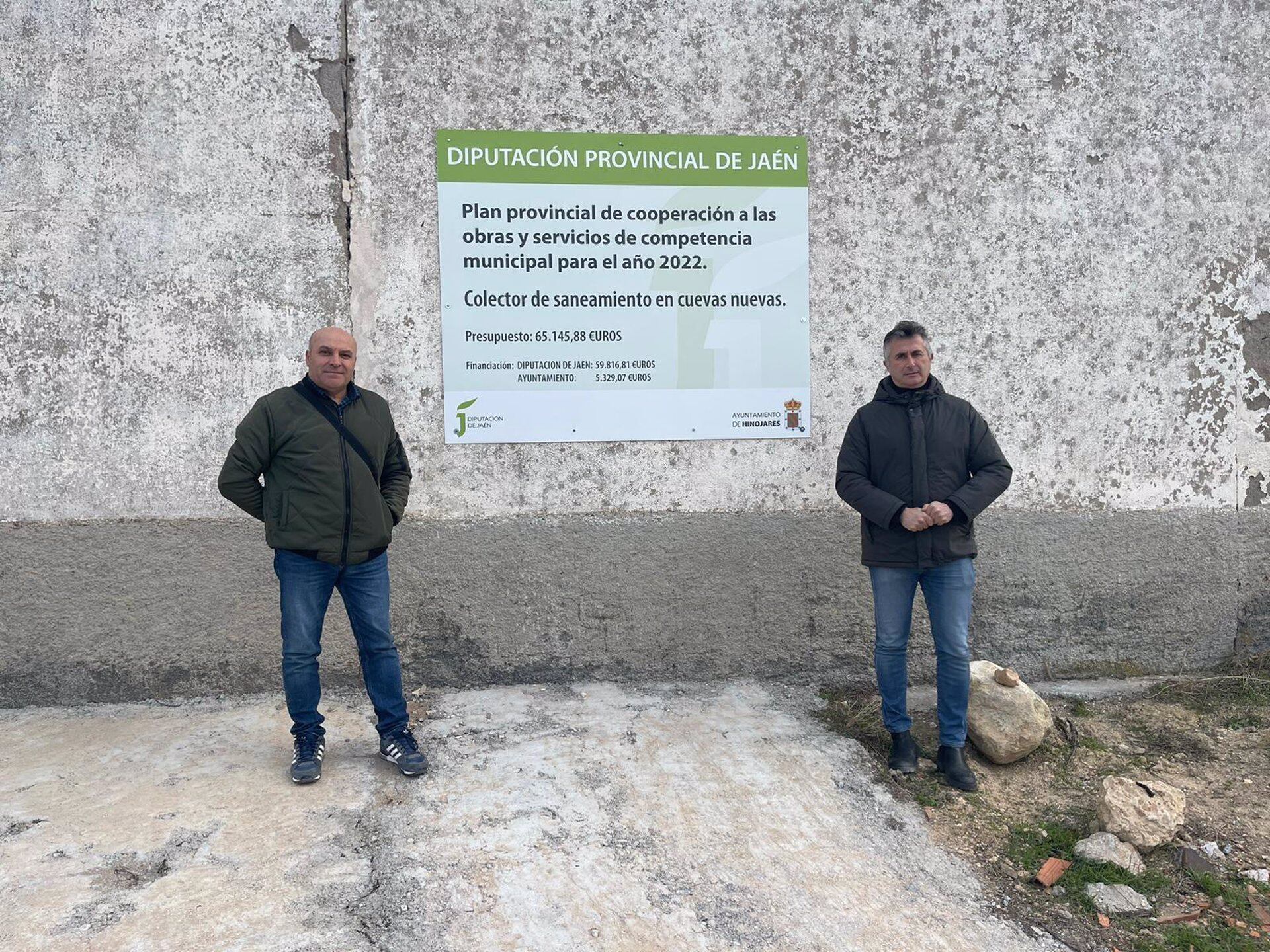 El diputado de Infraestructuras Municipales de la Diputación de Jaén, José Luis Agea, y al alcalde de Hinojares, Marón Martínez, durante una visita a las obras de saneamiento en la localidad.