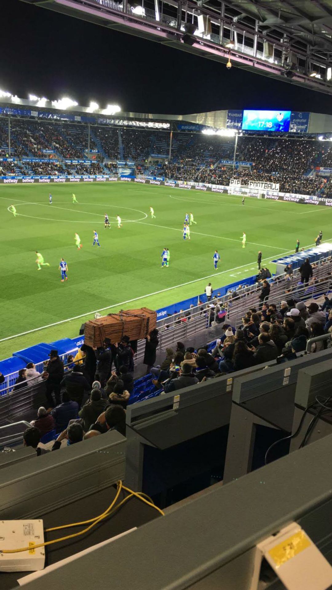 Aficionados pasean un ataúd por las gradas de Mendizorroza mientras se disputa el Alavés - Levante