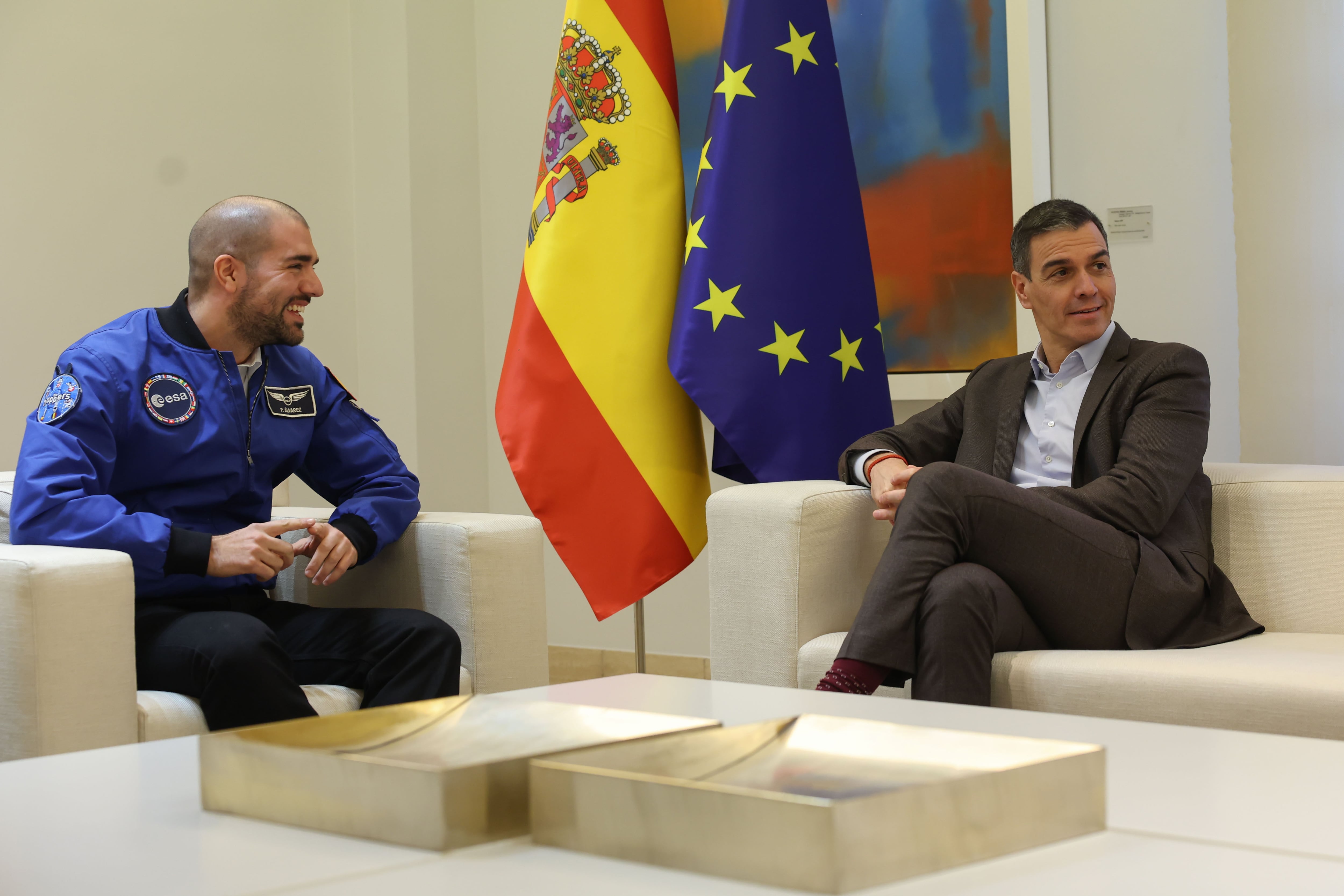 MADRID, 16/12/2024.- El presidente del gobierno, Pedro Sánchez (d), mantiene un encuentro con el astronauta español de la Agencia Espacial Europea (ESA) Pablo Álvarez este lunes en el palacio de la Moncloa en Madrid. EFE/Kiko Huesca
