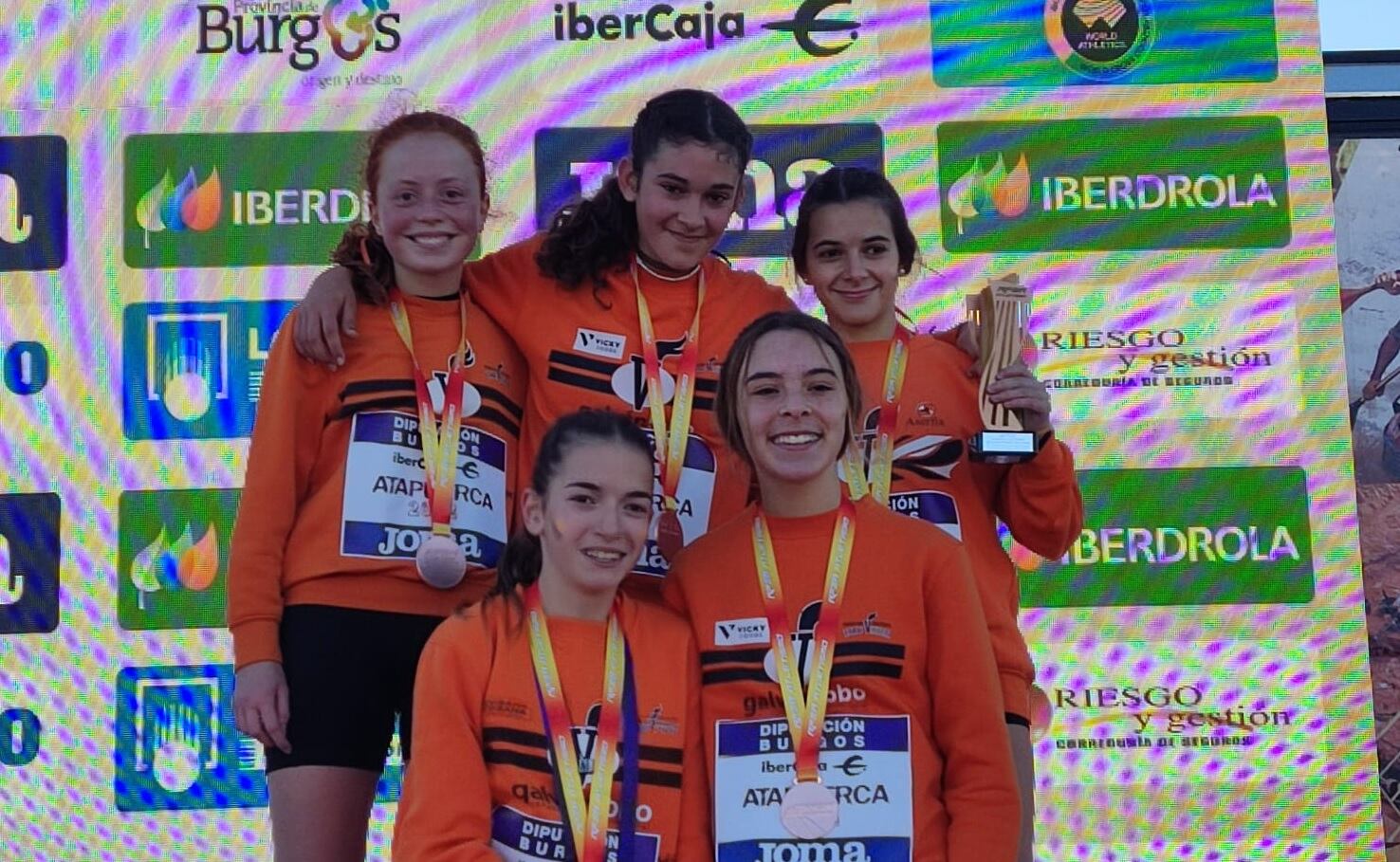 Julia García -abajo a la derecha- junto al resto de sus compañeras del Vicky Foods Athletics