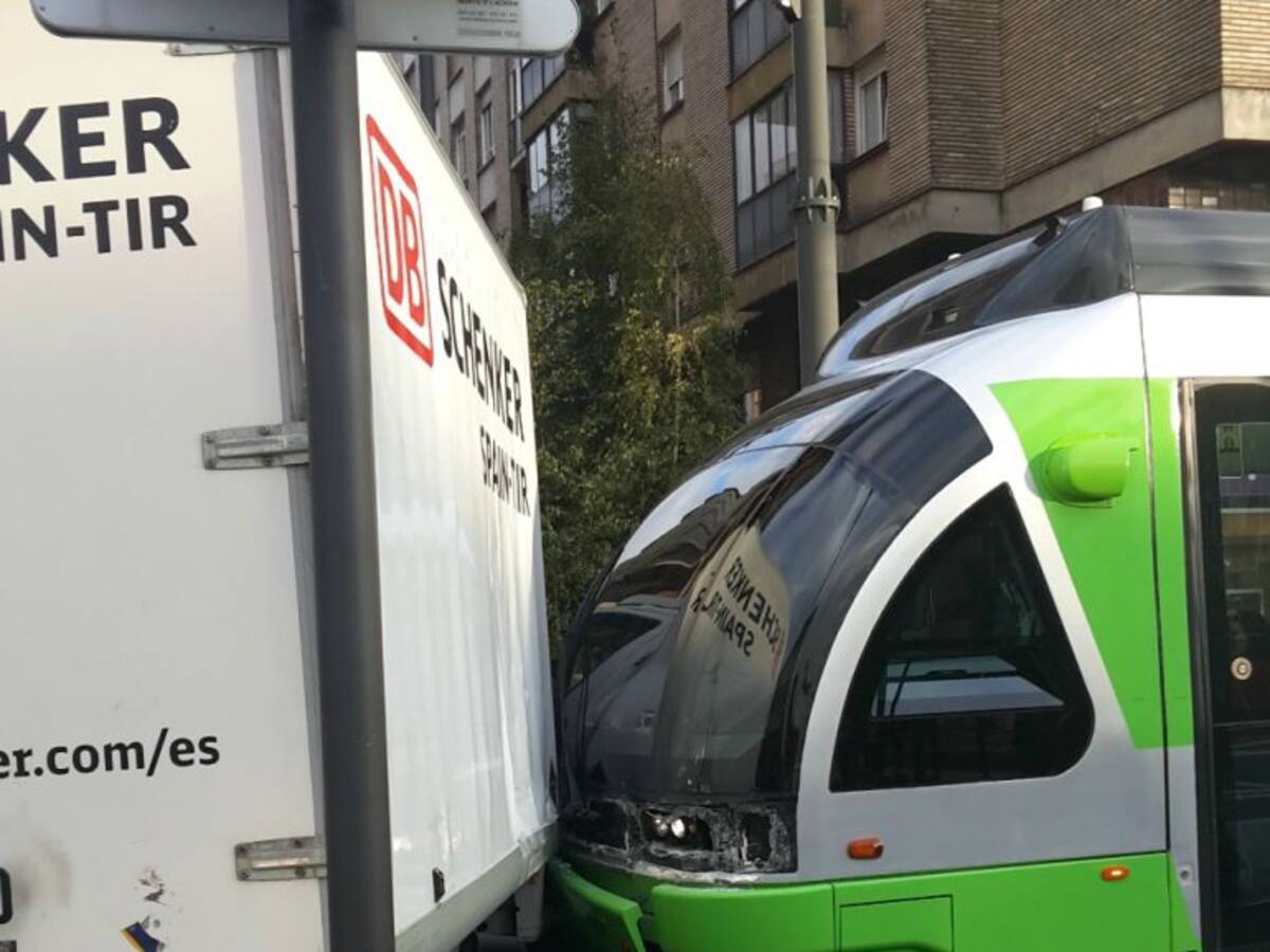 Dos accidentes del tranvía dejan tres heridos en Vitoria