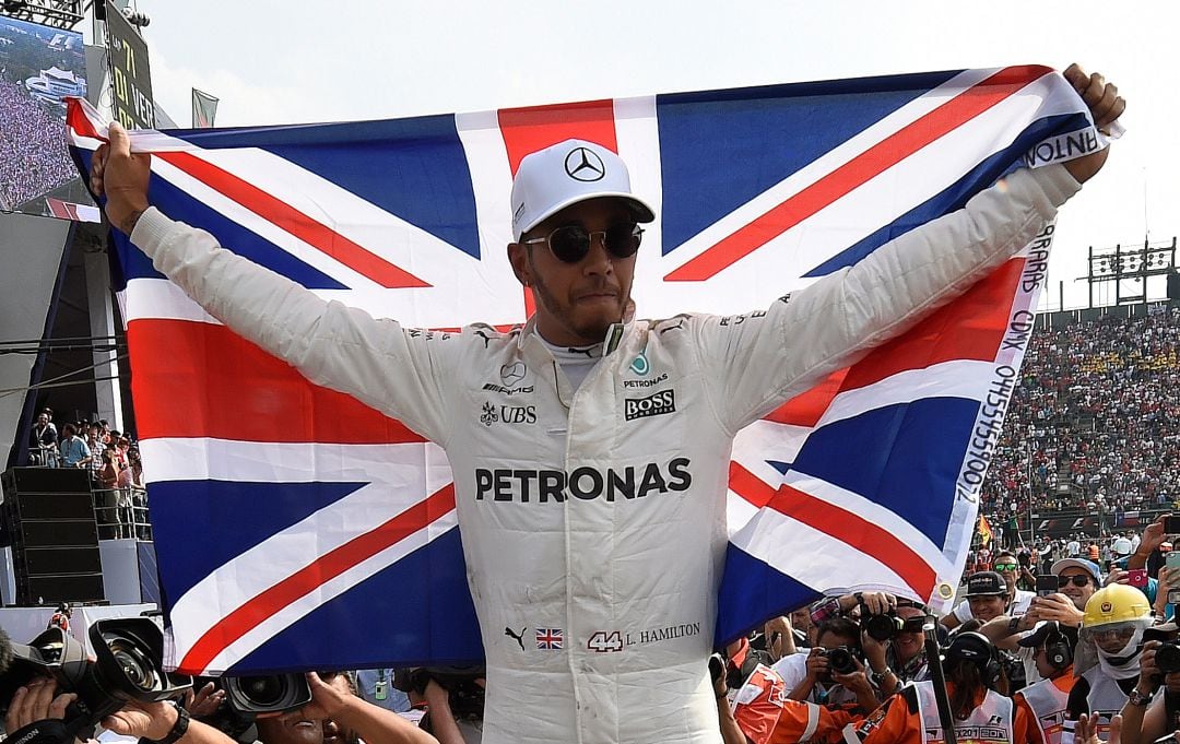 Lewis Hamilton levanta la bandera de Reino Unido