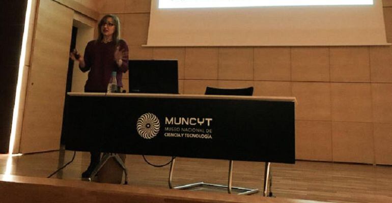 Ester Lázaro, investigadora del Centro de Astrobiología de INTA en una charla con estudiantes en el Muncyt