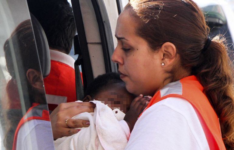 Bebe rescatado de una de las pateras.