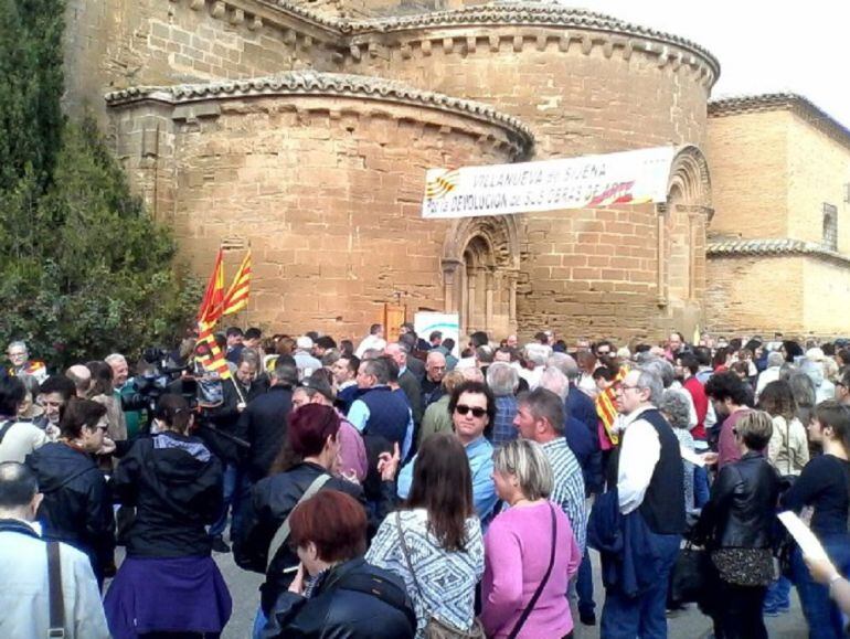 En la protesta en Villanueva de Sijena ha participado alrededor de medio millar de personas